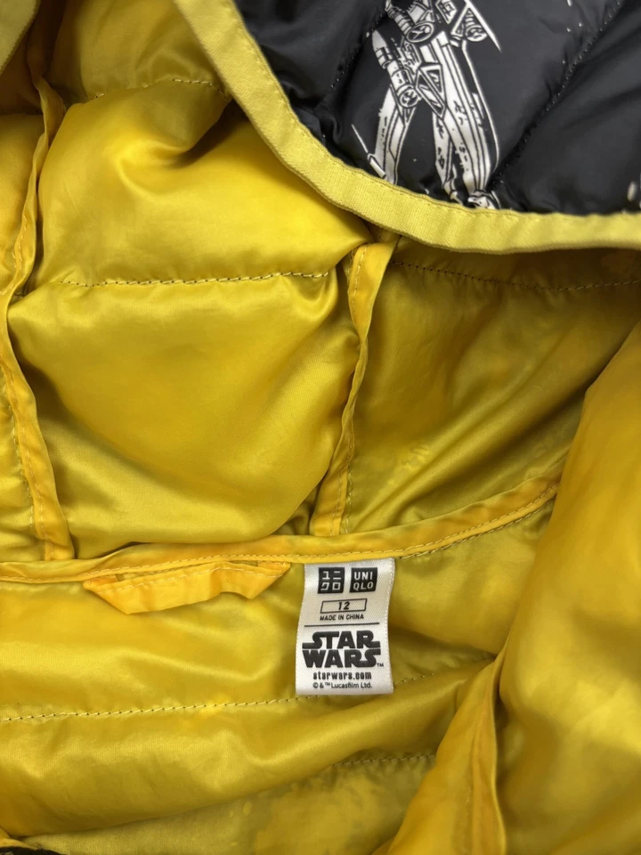 Chaqueta Uniqlo Star Wars Niños 110 Negra Con Capucha Puffer Cremallera Completa Forro Amarillo Foto 2 de 4