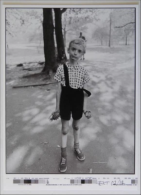 Diane Arbus. Child with Toy Hand Grenade in Central Park, 1962. Tirage prepress - Photo 1/4