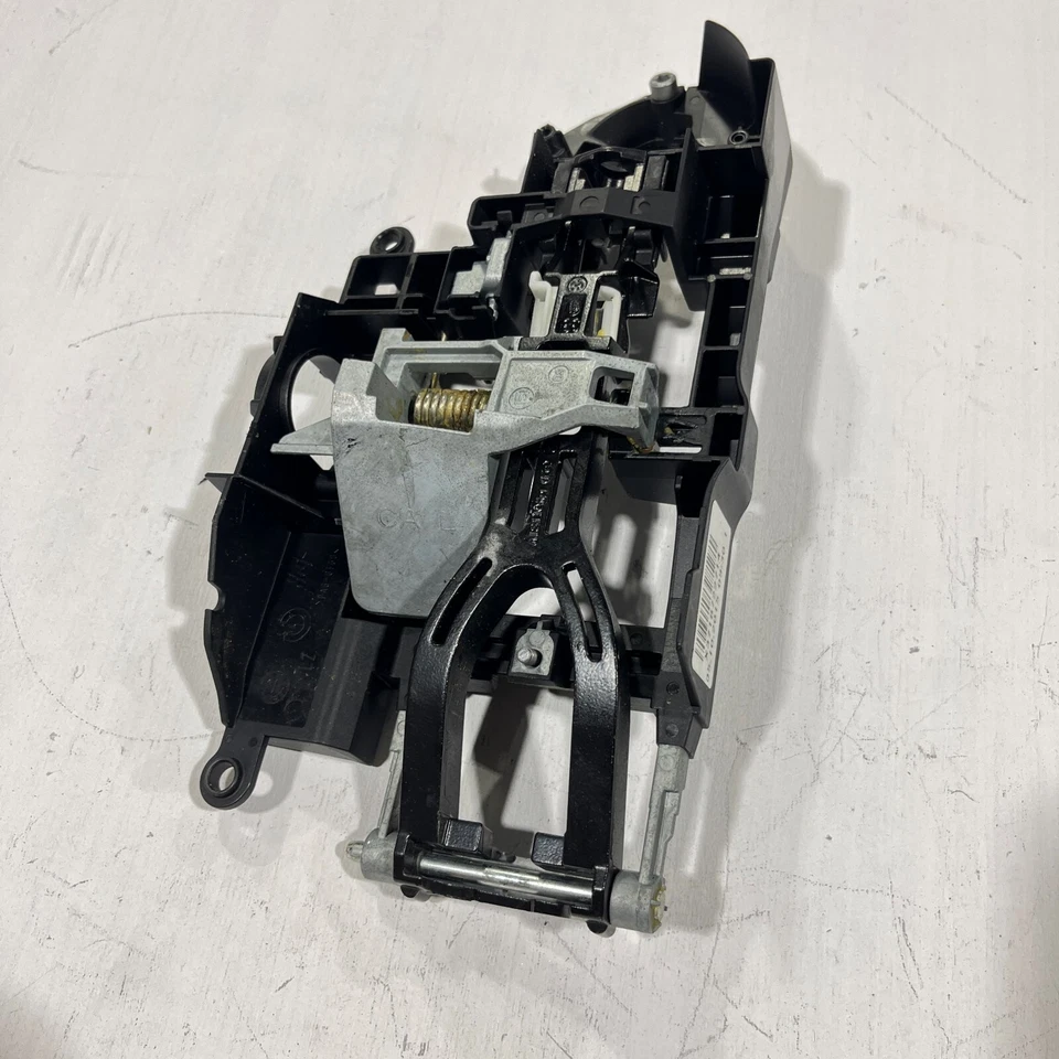 OEM  BMW 640i 650i F10 2011-2016 REAR LEFT DRIVER SIDE DOOR HANDLE CARRIER - Image 3 of 4