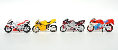 set of 4 Beautiful Maisto diecast scale model racing motorcycles 1/18 - Picture 3 of 16
