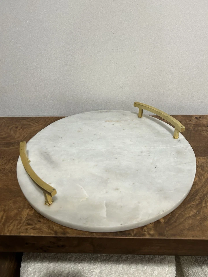 Bandeja redonda para servir tabla de charcutería West Elm de mármol y latón con asas Foto 3 de 4