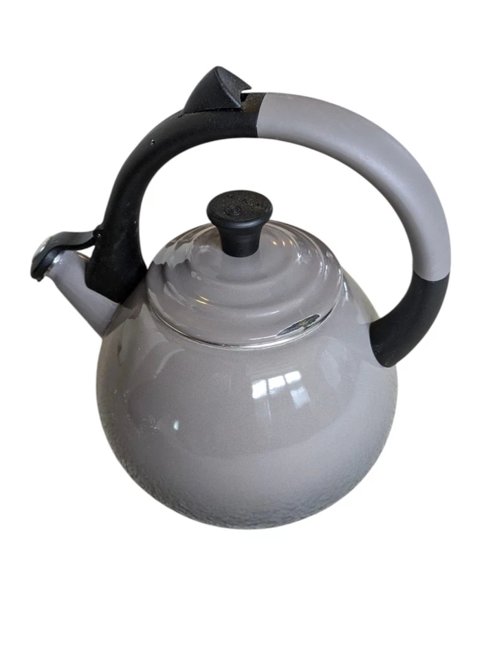 Hervidor de agua Le Creuset 1,6 cuartos de galón u ostra Oolong Foto 2 de 4