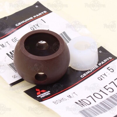 MD701605 & MD701577 OEM Mitsubishi MONTERO PAJERO MT Gearbox 