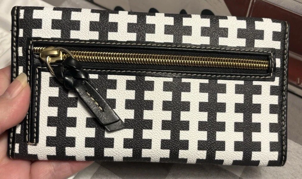 Cartera sin asas continental Dooney Bourke blanca y negra recubierta geométrica y de cuero Foto 2 de 4