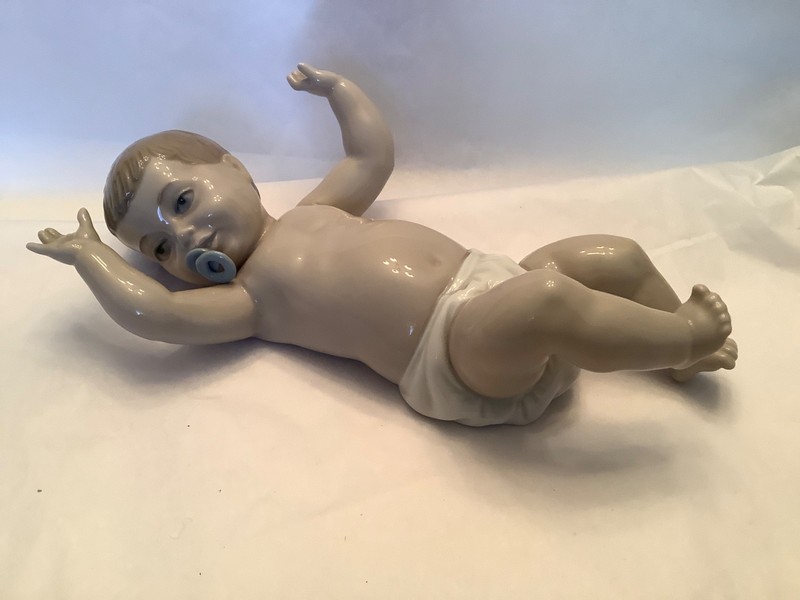 Vtg  Zaphir by Lladró Porcelain Baby with Pacifier. (8 inches).