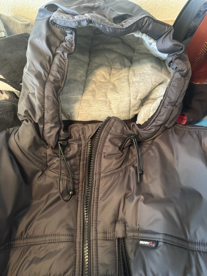 Chaqueta aislante ligera con capucha acolchada acolchada acolchada negra Gerry para hombre talla grande Foto 2 de 4