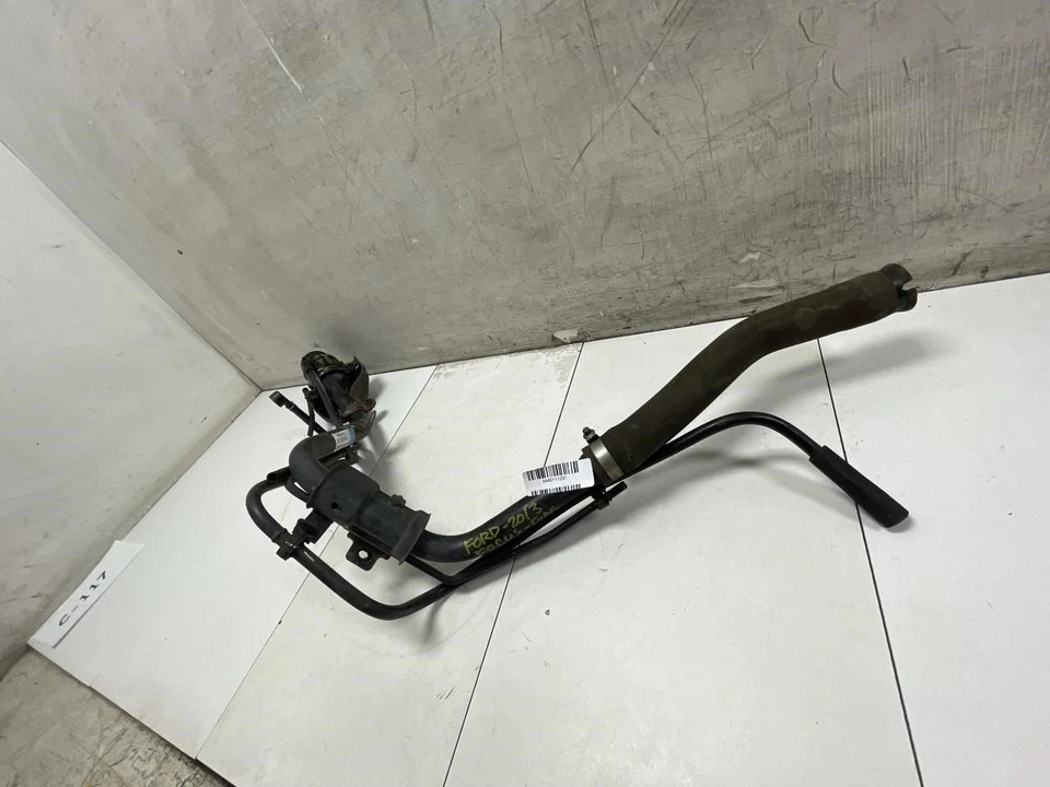 Ford Focus SE 2014 sedán cuello de llenado de combustible OEM+ Foto 3 de 4