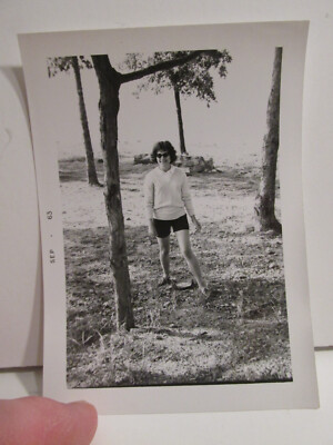 1963 VINTAGE FOUND PHOTOGRAPH OLD B&W ART PHOTO SEXY MOM WOMAN TREES WOODS 60S