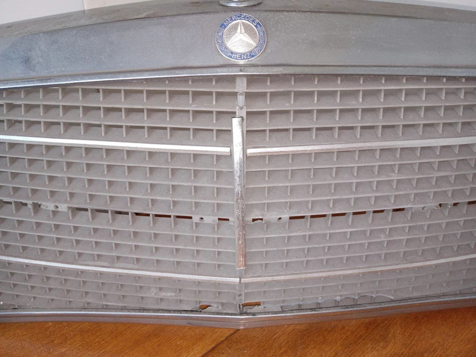 REJILLA MERCEDES BENZ 126 CON ADORNO CAPÓ 300 SEL 500SEL 560SEL L👀k!!! Foto 3 de 4