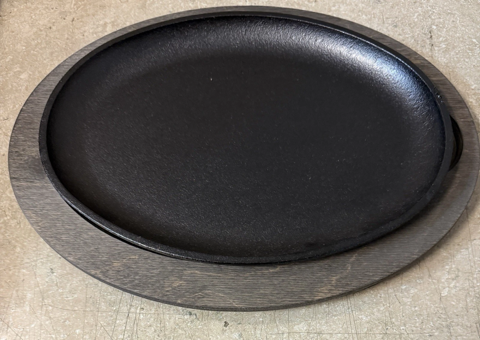 Lodge 10” Oval Cast Iron Serving Griddle No Handle W/ Oak Wood Trivet NEW
