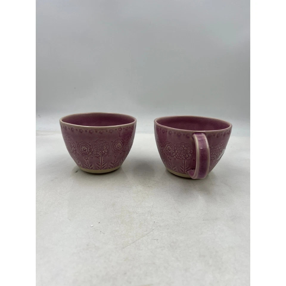 Conjunto de 2 canecas de cerâmica floral em relevo Anthropologie roxo Havana - Imagem 2 de 4