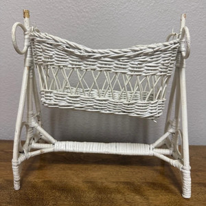 Swinging wicker bassinet WORKS