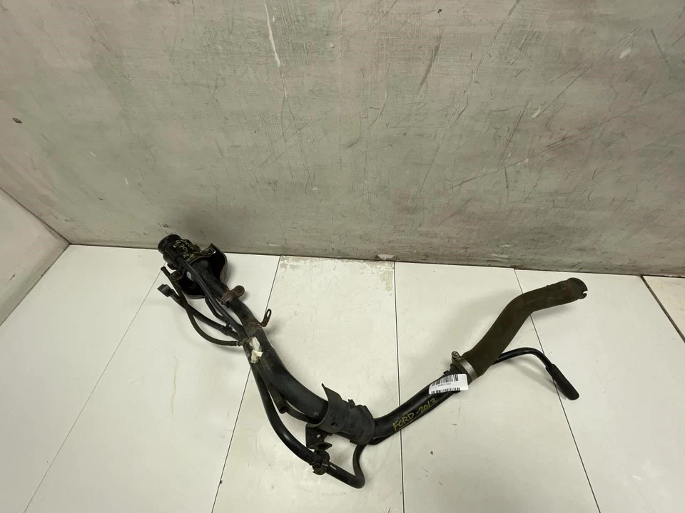 Ford Focus SE 2014 sedán cuello de llenado de combustible OEM+ Foto 4 de 4