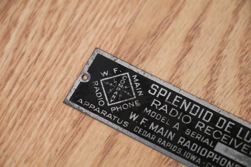 4" SPLENDID DE LUXE MODEL A - REPLACEMENT RADIO 3" mini METAL TAG SIGN  - Picture 2 of 4