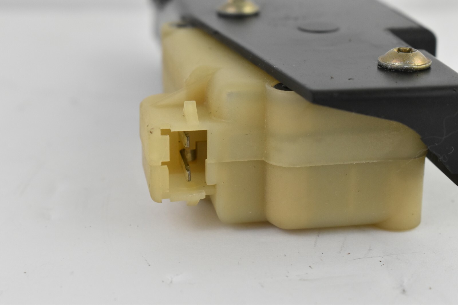 Volvo S60 S80 XC90 V70 XC70 FUEL GAS DOOR LOCK Release SOLENOID