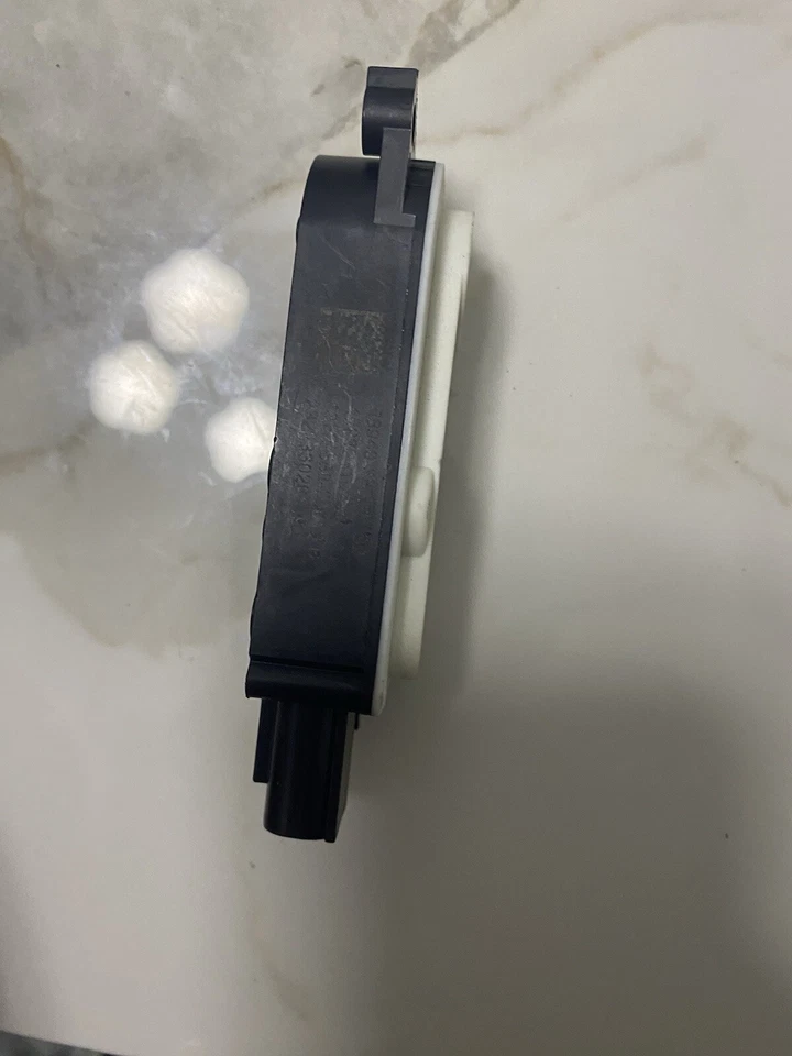 Двигатель привода воздушного затвора решетки радиатора Toyota 88940-33020 для Camry Hybrid 2021-2024 - Изображение 2 из 4