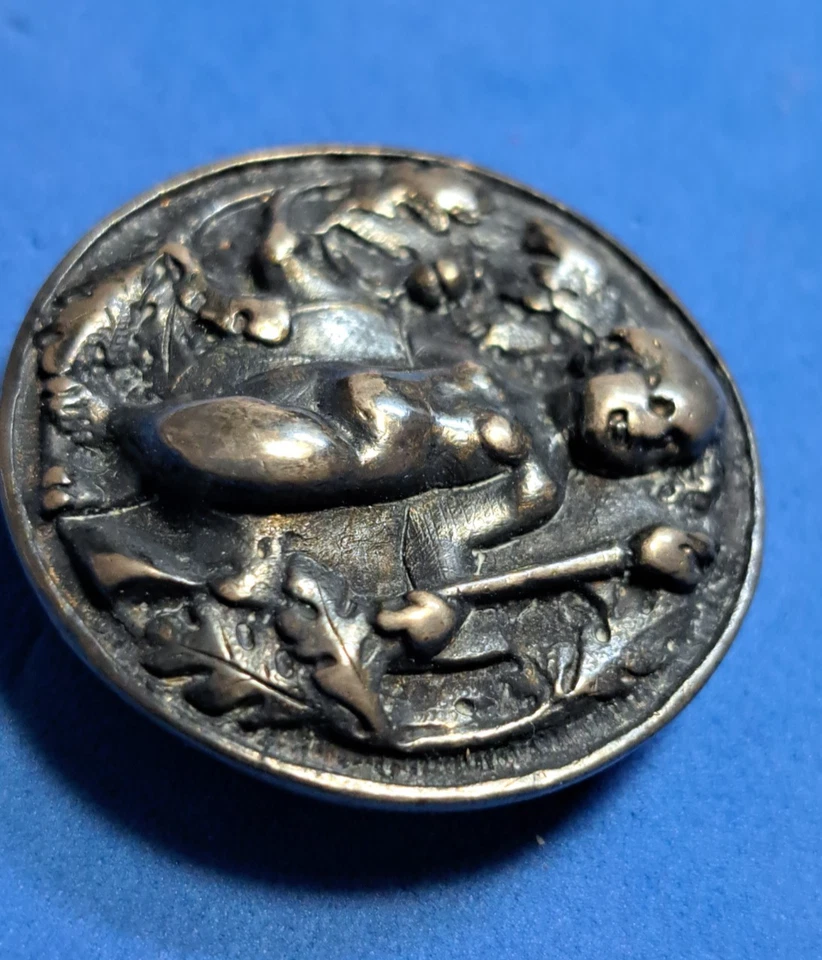 Antiguo botón ESTERLINA marcado con querubín en hojas de roble relieve elevado tachuela trasera Foto 4 de 4