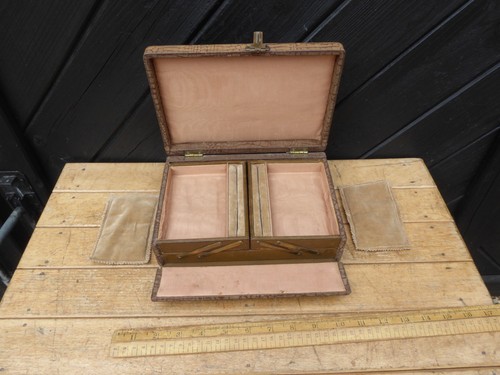Antique Leather Jewellery Box with cantilever trays and padded cushions - Picture 8 of 24