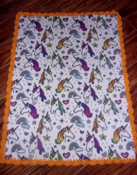 MANTA UNICORNIO PONY COLORIDA BEBÉ/NIÑO PEQUEÑO-FLEECE DORADO FESTONEADO CROCHET-BORDE Foto 3 de 3