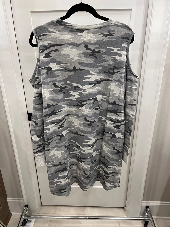 Encantadora Camisa/Vestido Charlie Gris Camuflaje Be The Change Hombro Frío Dormir Talla XL Foto 2 de 4