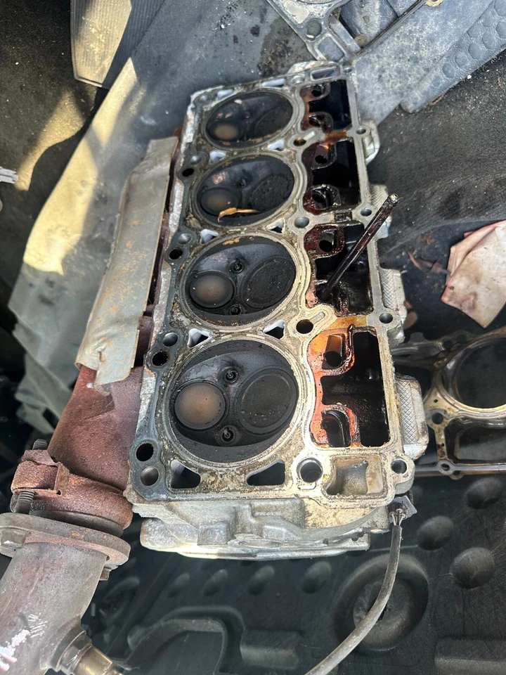 09-15 RAM 1500 - 3500 DURANGO CHALLENGE WRANGLER CARGADOR CULATA 5,7 RH Foto 2 de 4