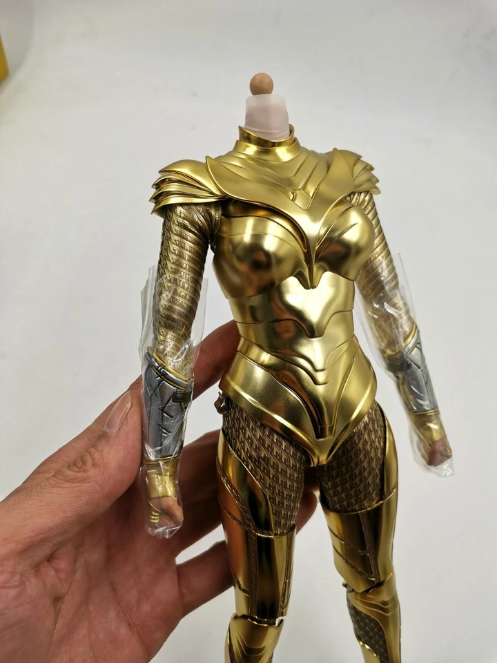Figura de cuerpo de acción 1/6 Hot Toys HT MMS577 Wonder Woman armadura dorada coleccionable Foto 2 de 4
