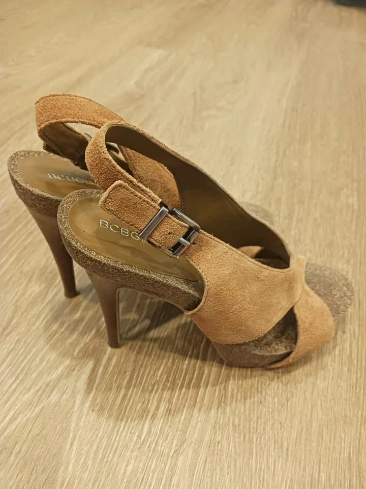 Sapato BCBG Generation biqueira aberta alça cruzada salto alto camurça camelo tamanho 7 - Imagem 2 de 4