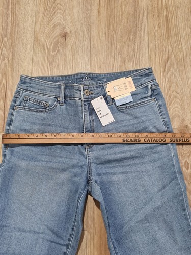 New St. John's Bay Womens Straight Leg Jeans Light Wash 12p Secretly Slender - Afbeelding 2 van 11