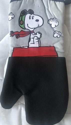 Peanuts~Snoopy as “FIGHTER PILOT “~Silicone Oven Mitt~13” X7.5”~New~2020~FREE SH - Picture 1 of 4