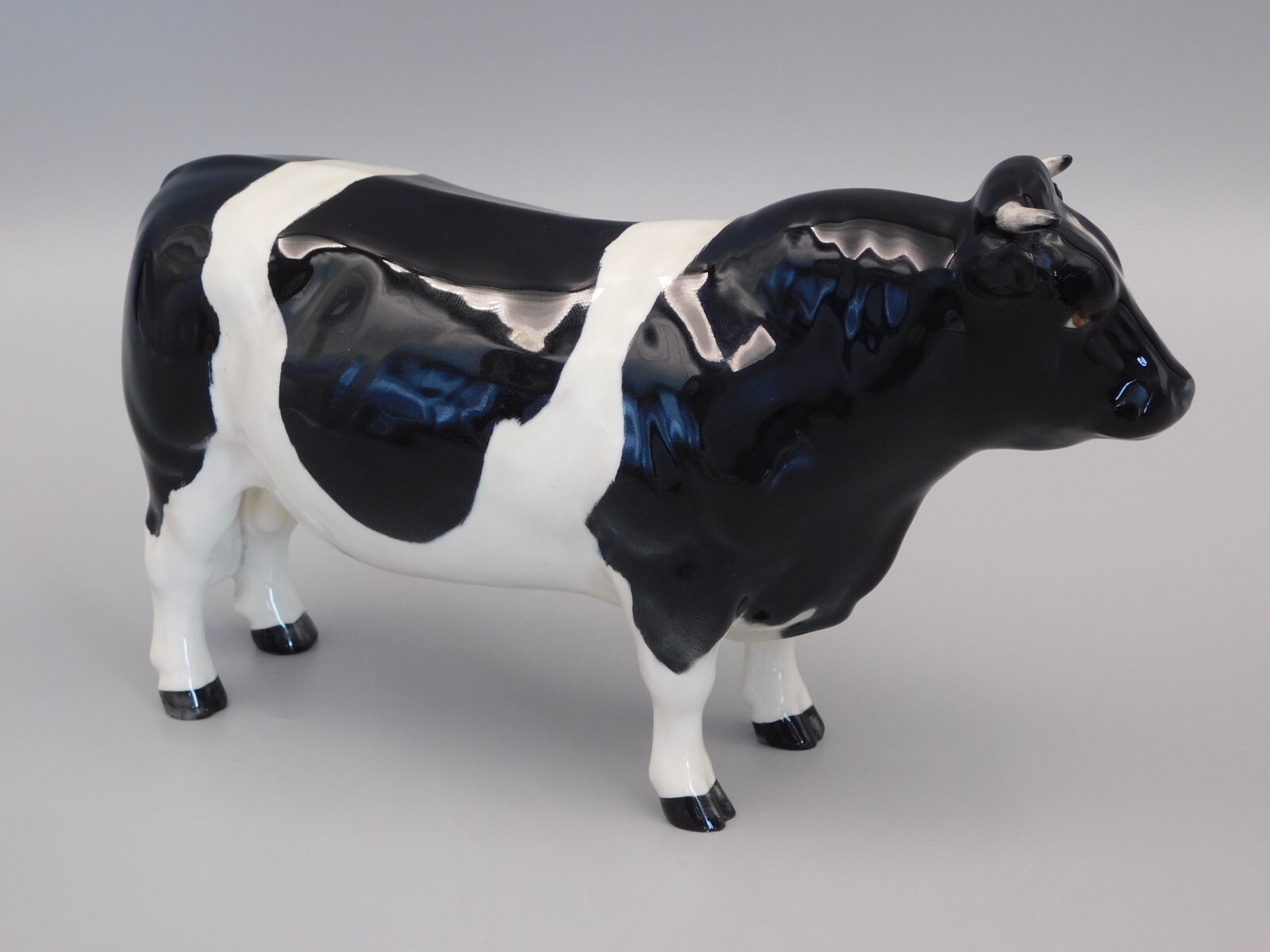 BESWICK FRIESIAN BULL FIGURINE, CODDINGTON HILT BAR, 1439a - Picture 2 of 3