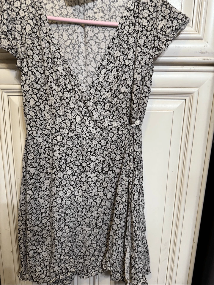 Vestido envolvente de viscosa manga gorra floral blanco y negro talla 14 de H&M para niñas Foto 3 de 4