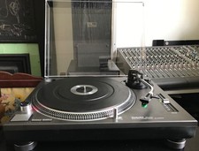 Technics SL-1210 Mk2 Direct Drive Turntable & Audio Technica VMN 95E Stylus