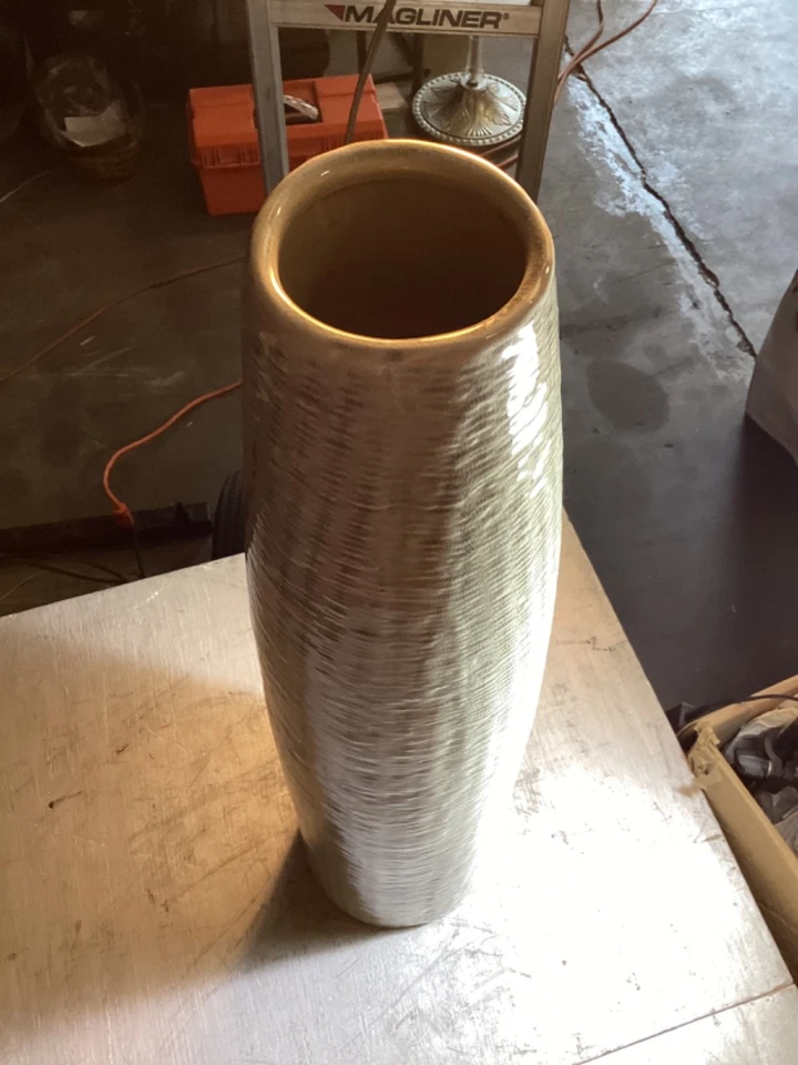 "Jarrones de cerámica texturizados de 22"" de alto en muy buen estado" Foto 2 de 4