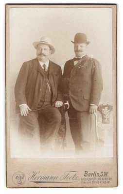Photographie Hermann Tietz, Berlin, Krausenstr. 46, deux hommes en costumes - Photo 1/2