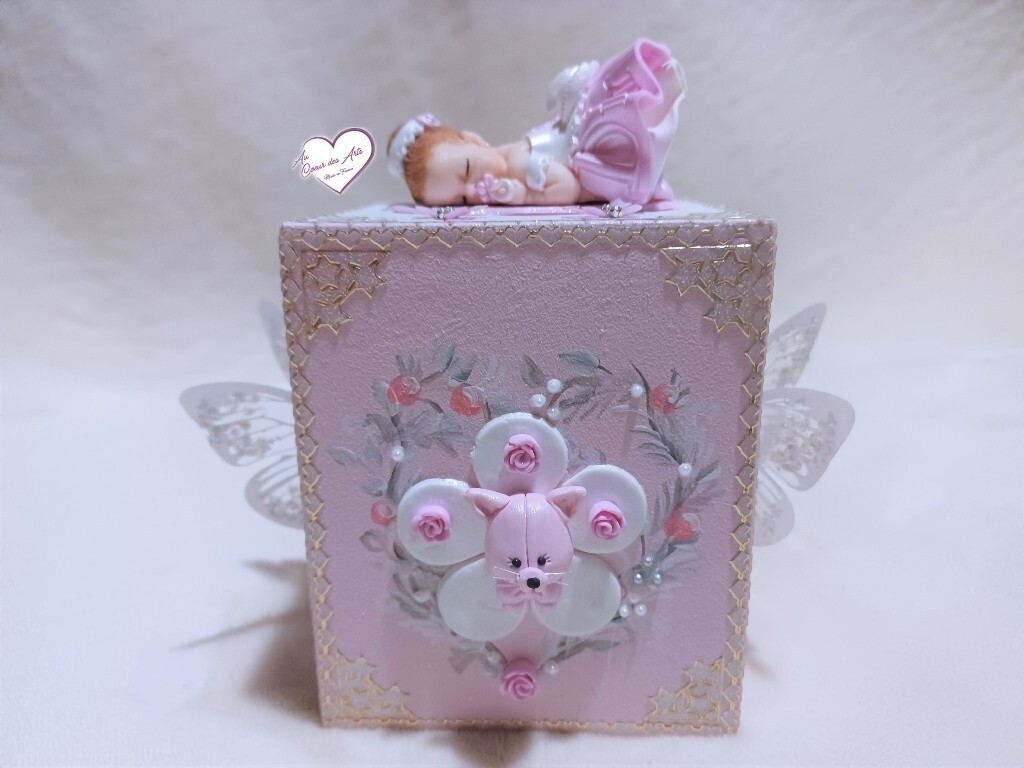 Tirelire bébé fille en fimo rose brillant, le cadeau de baptême personnalisé idéal