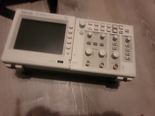 Tektronix TDS1002B Oscilloscope - Picture 7 of 8