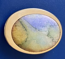 Brosche Anstecknadel goldfarbenes Metall mit Seidenmalerei Oval - Handarbeit
