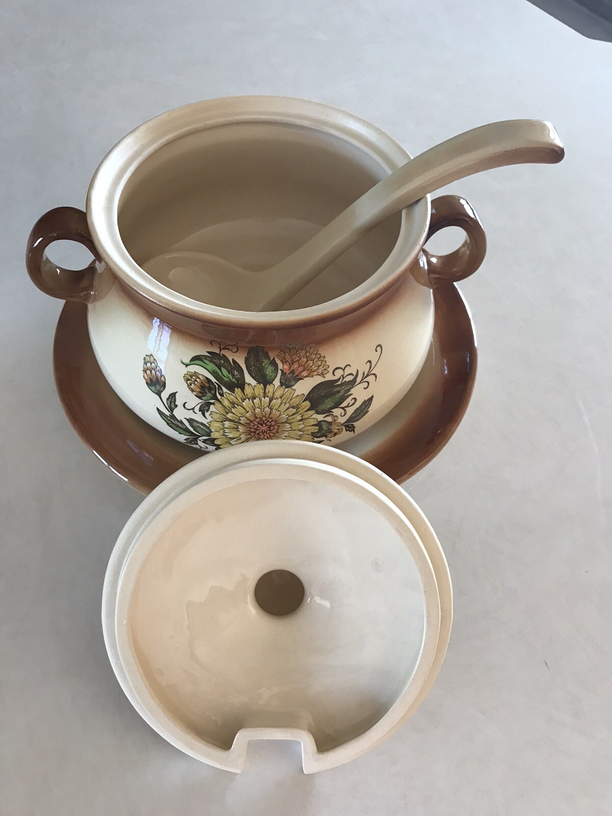 Vintage 1978 Byron Molds Ceramic Soup Tureen/Lid /Ladle & Plate 3qt 4 Piece Set