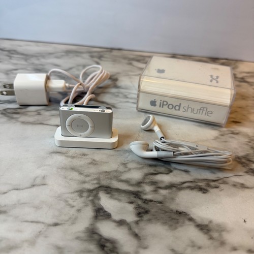 Apple iPod Shuffle 2nd Gen 1GB Silver A1204 MB225LL/A with Dock and Box