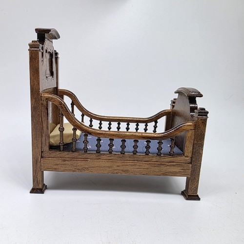 Letto rinascimentale per bambini giovani casa delle bambole in miniatura 1:12 legno ornato - Foto 5 di 13