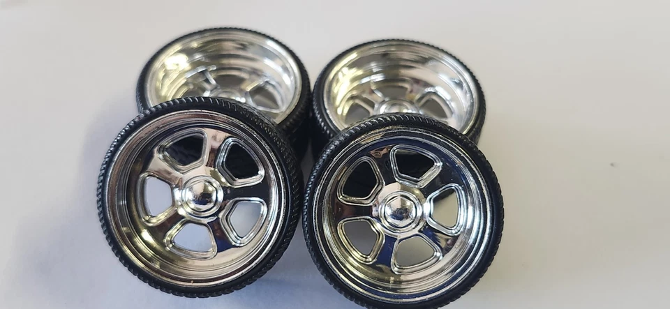 Rodas e pneus cromados em escala 1/24 para atualização Jada 1969 Chevrolet C-10 - Imagem 4 de 4