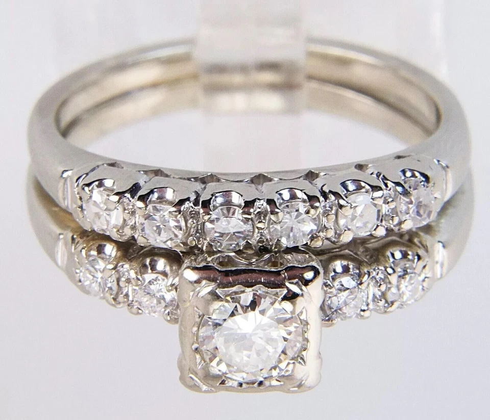 Juego de anillos Art Deco redondos creados en laboratorio con diamantes para boda nupcial de oro blanco de 14K Foto 4 de 4