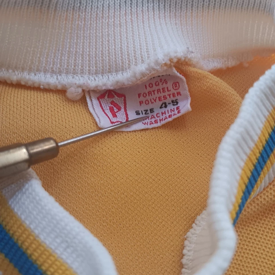 Camisa amarilla de manga corta con cuello de timbre de poliéster para niños 4-5 vintage años 70 Foto 4 de 4