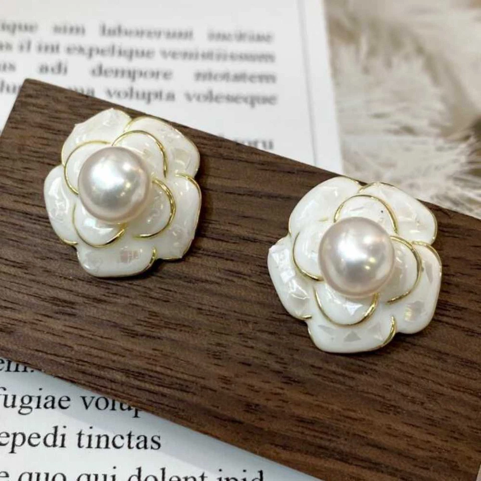 Pendientes de flores esmaltadas de 18 quilates con incrustaciones de perlas blancas de agua dulce adolescentes unisex dorado Foto 3 de 4