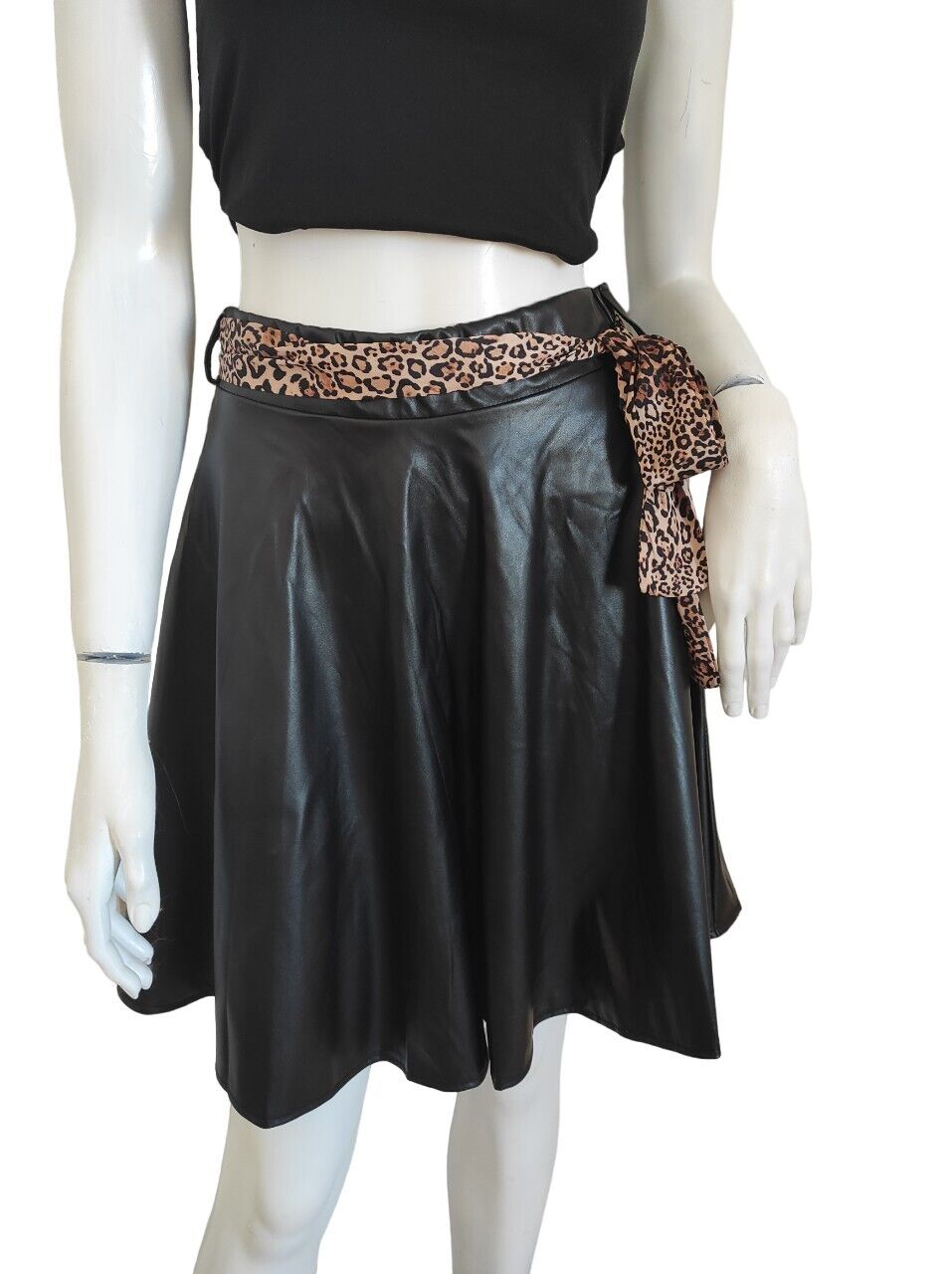 Falda corta plisada, de piel sintética con cinturón estampado leopardo