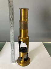 Ancien microscope composé de champ de voyage à tambour en laiton avec étui en bois, fin XIXe