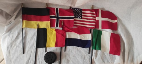 LOTTO 7 BANDIERINE DA TAVOLO CON BASE ITALIA BELGIO DANIMARCA OLANDA NORVEGIA US - Foto 2 di 9