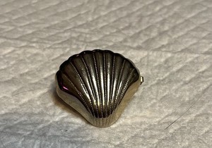vintage sea shell scarf clip,925 silver ,1” by 1”. 5.6gr, opens up safely clip