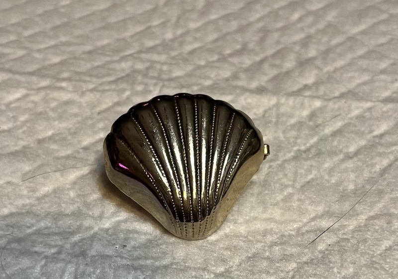 vintage sea shell scarf clip,925 silver ,1” by 1”. 5.6gr, opens up safely clip