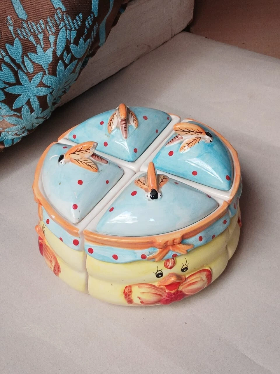 Ceramic kitchen spice dispenser for kitchen use, decorated and broken Defective